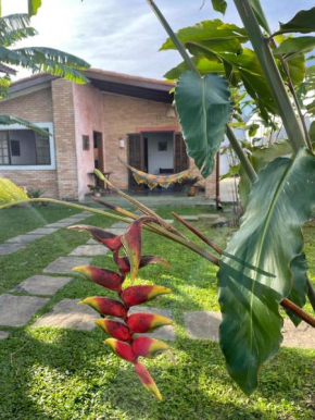 Quarto de frente para jardim tropical